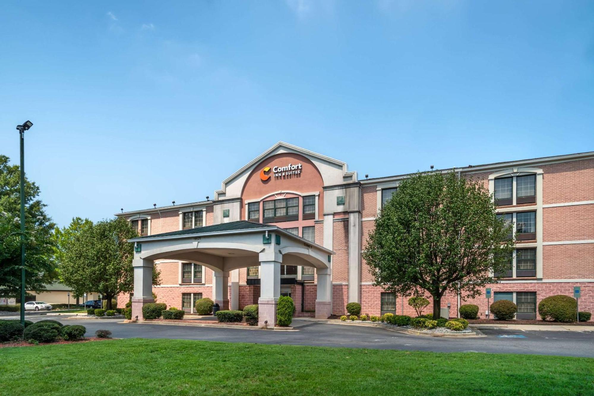 Comfort Inn & Suites Lake Norman Корнелиус Екстериор снимка