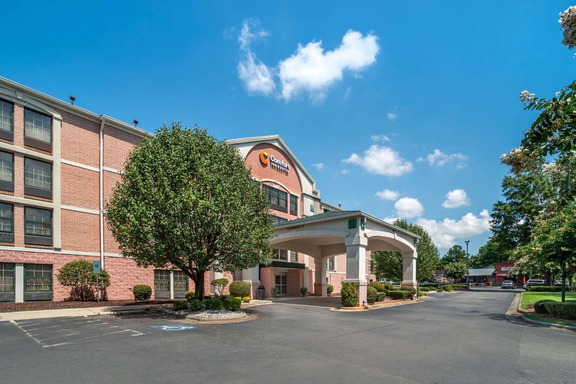 Comfort Inn & Suites Lake Norman Корнелиус Екстериор снимка